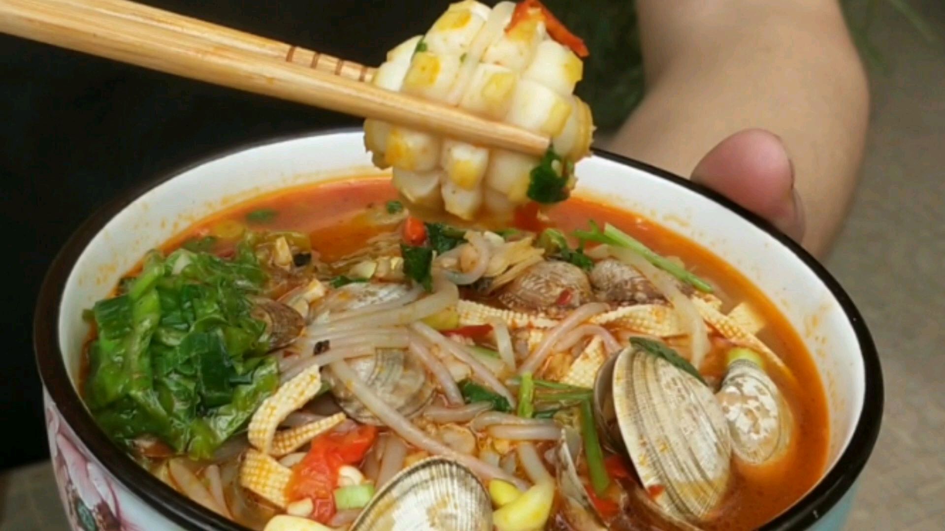 今年海鲜便宜了,50块钱8只鲍鱼3斤花甲,蒜蓉鲍鱼花甲米线真得劲