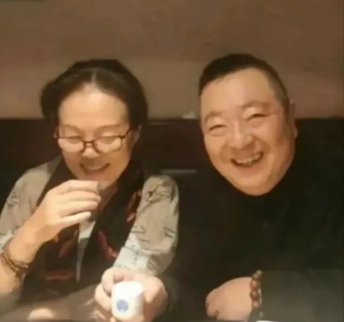 董浩在病重要死之前紧紧的拉着妻子的手说:"咱妈年事已高,你要好好