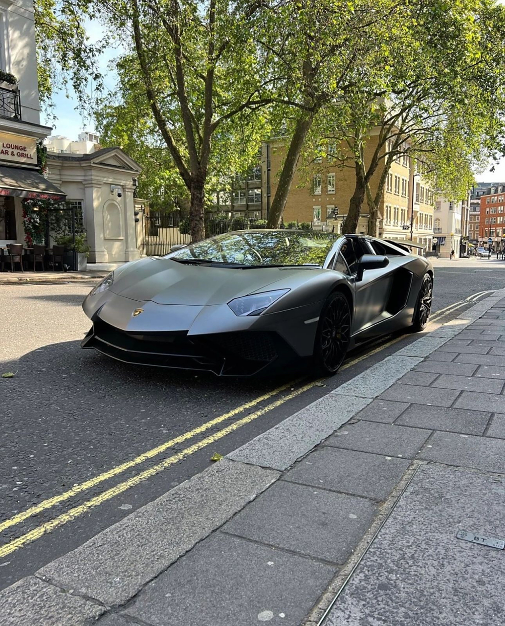 都是黑武士好看霸气,那这辆兰博基尼aventador的磨砂颜色怎么样呢?