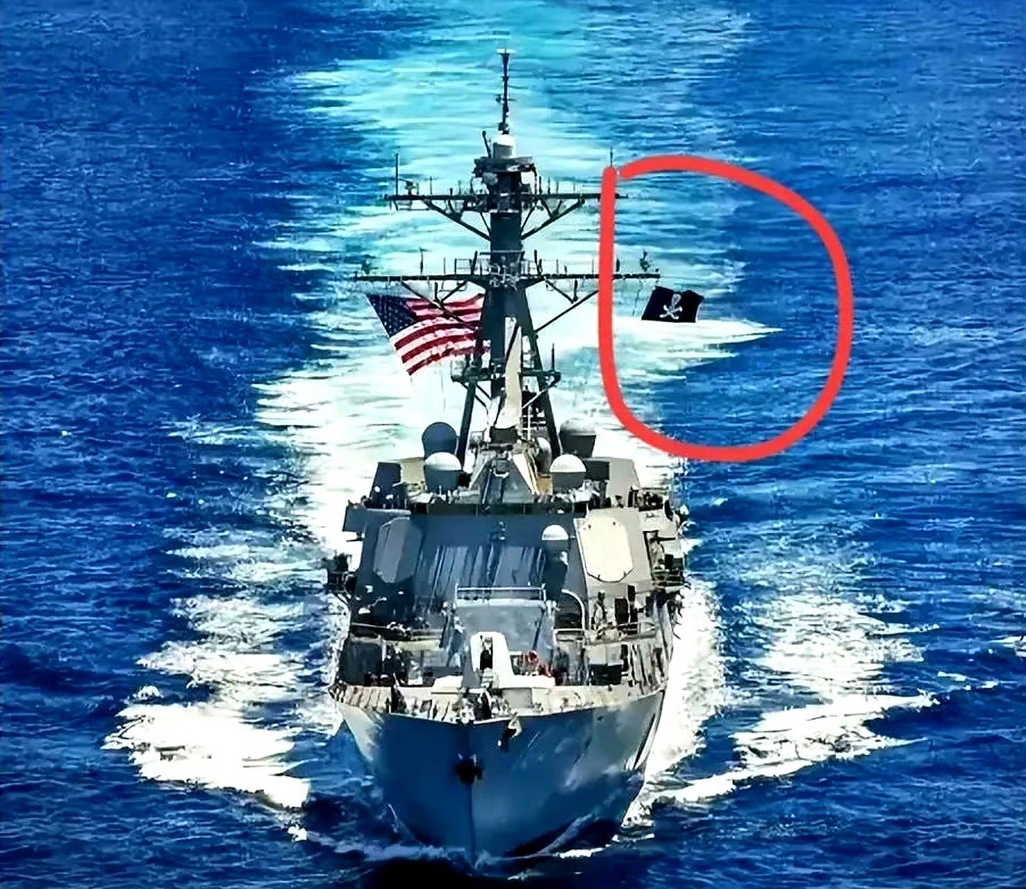 不懂就问,为什么美军军舰上面除了挂美国国旗外,还挂了一面海盗旗92