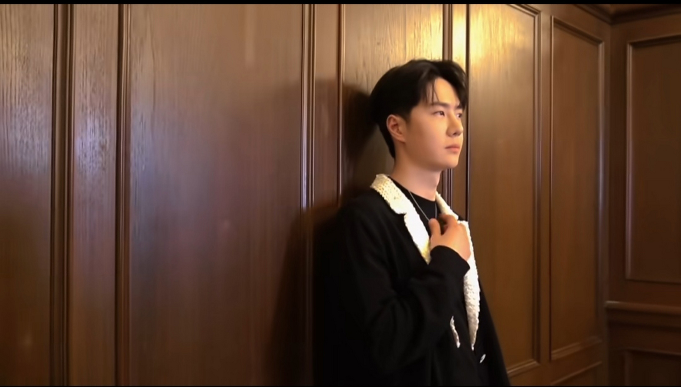 王一博最新黑白西装造型来啦!好高冷的感觉