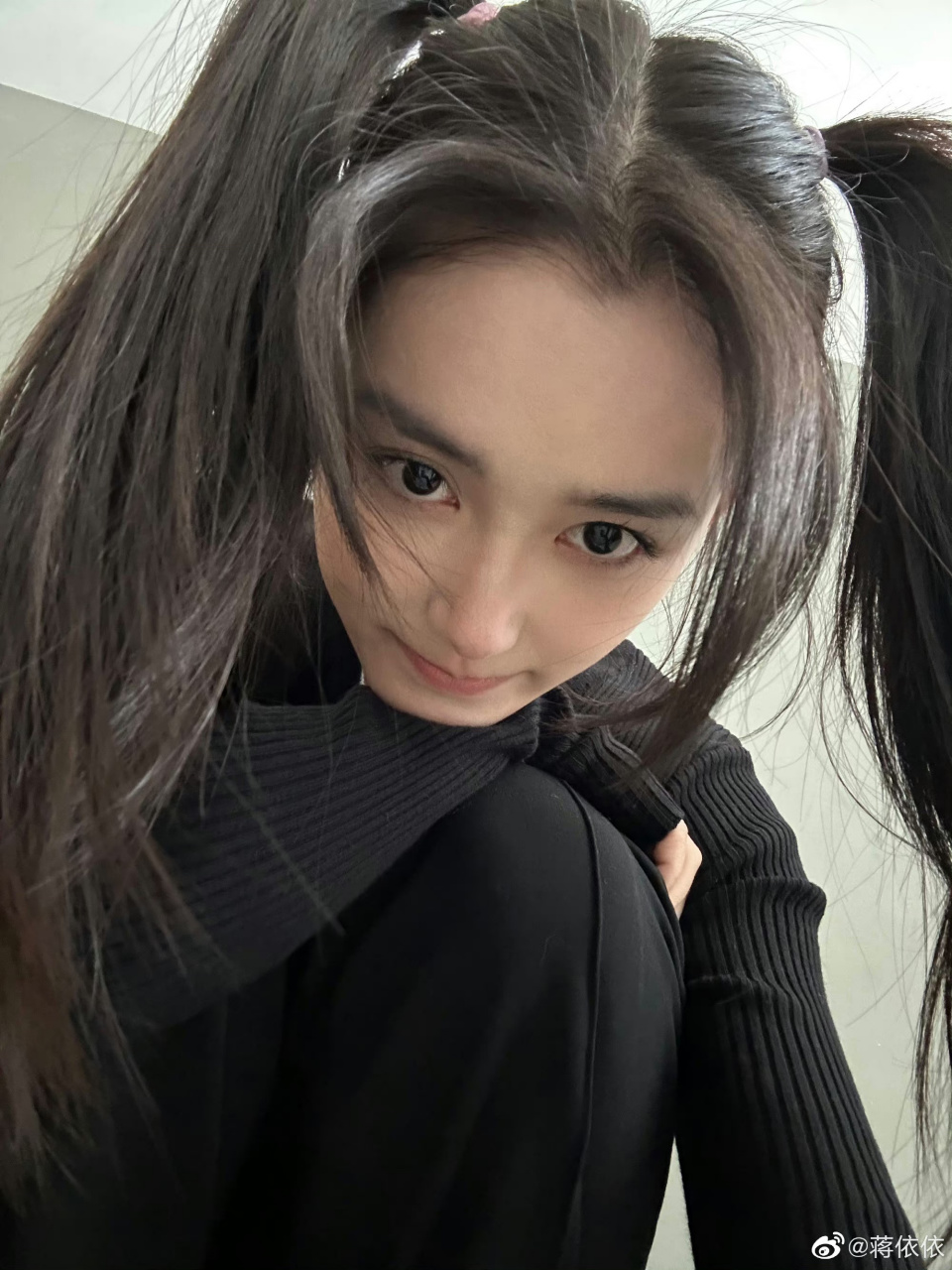 蒋依依身穿黑色西服,尽显好身材.小脸蛋,大长腿.