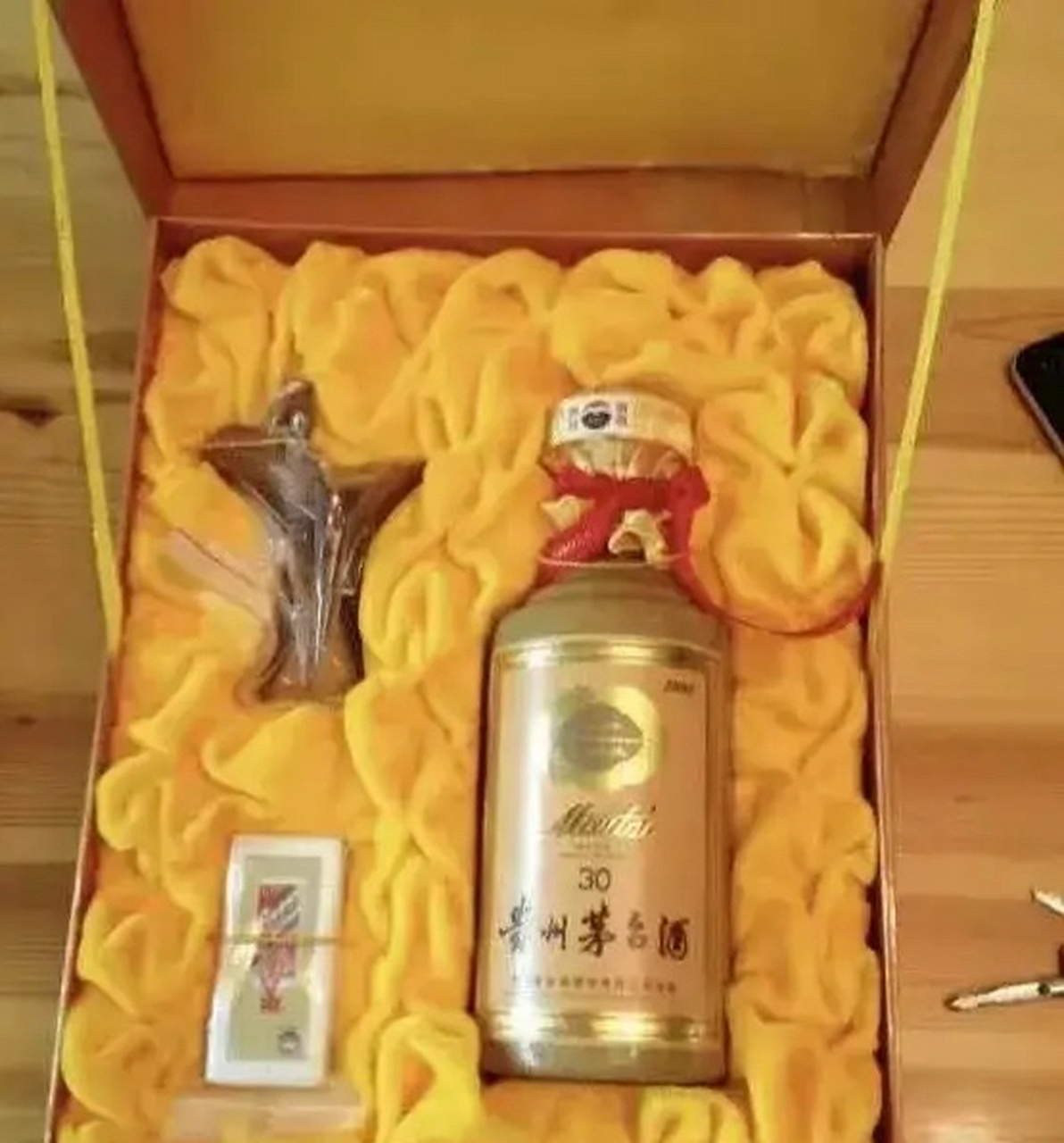 愤怒的邢先生要求退款,但店后却以年份酒跑酒很正常为由拒绝了他的