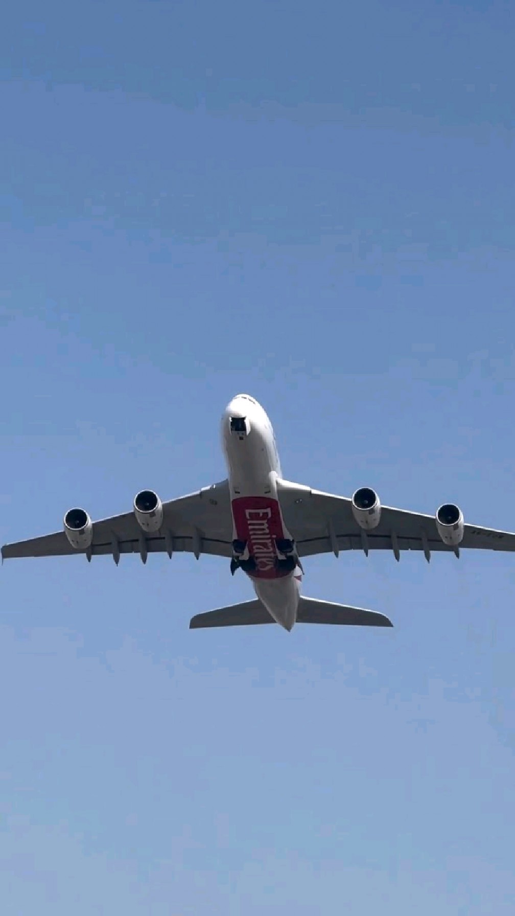 从机场起飞的a380
