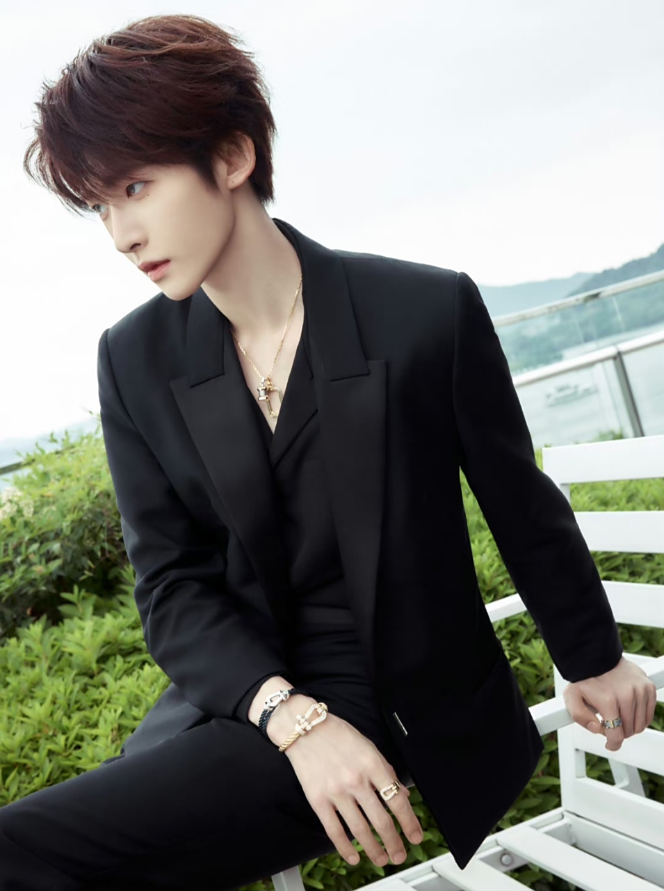 刘宇穿一身黑色西装西裤,衬托得皮肤更加白皙了,新发色低调又洋气.