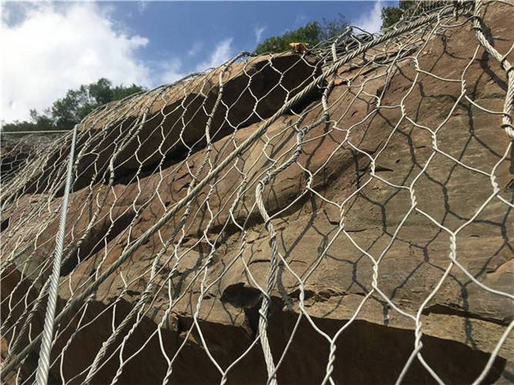 网面由加筋钢丝绳与钢丝同步编织而成,网面通过调整钢丝绳的排列