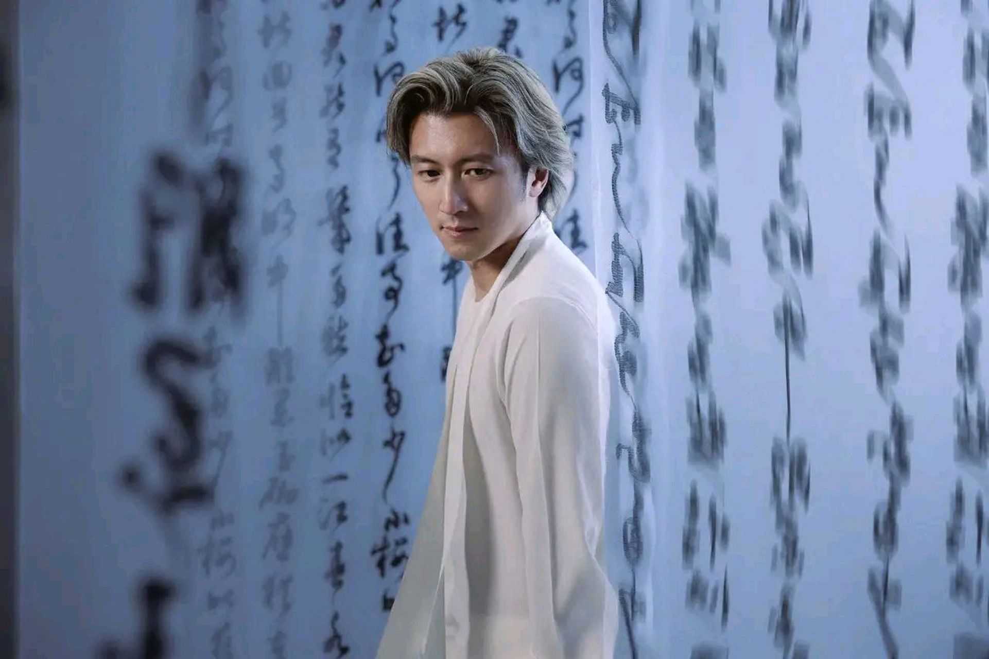 谢霆锋新中式造型帅回二十岁  一袭中式白色简约服装,戴着黑框眼镜,再