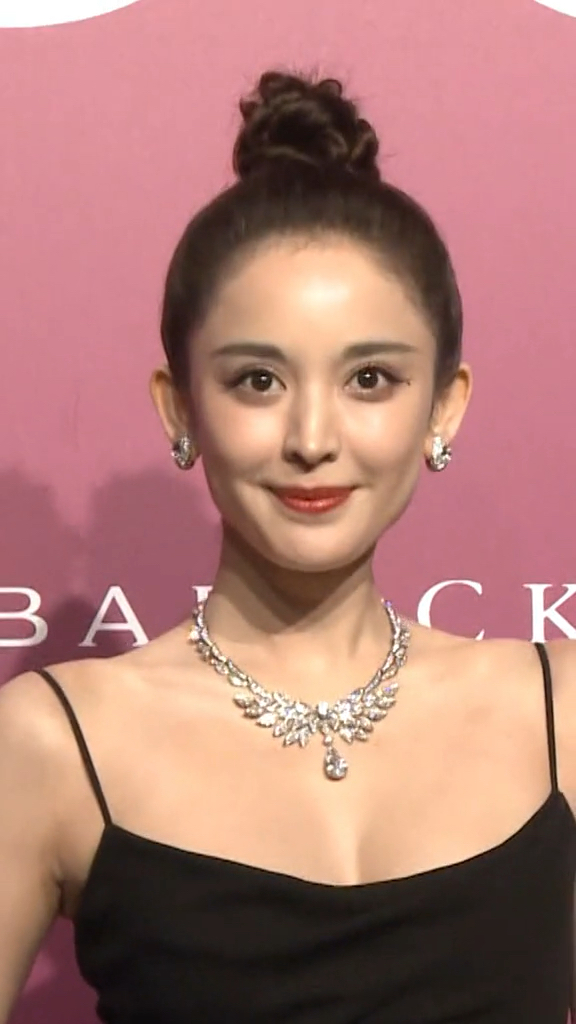 古力娜扎 黑色吊带扎丸子头性感迷人