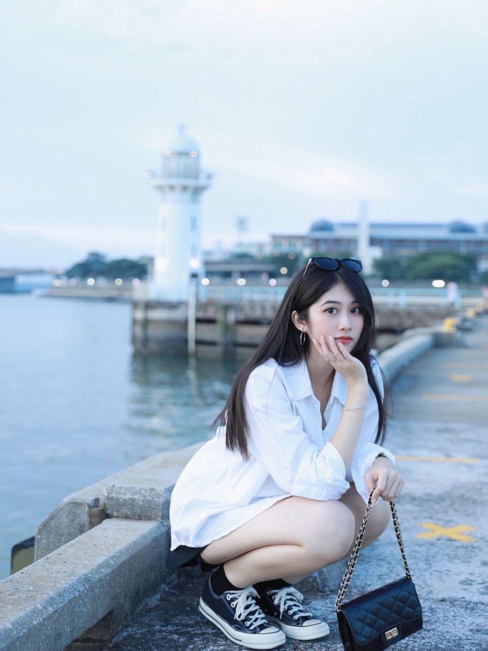 女生穿白t恤拍照也好好看 一组在新加坡海边拍摄的照片,女生穿白t恤很