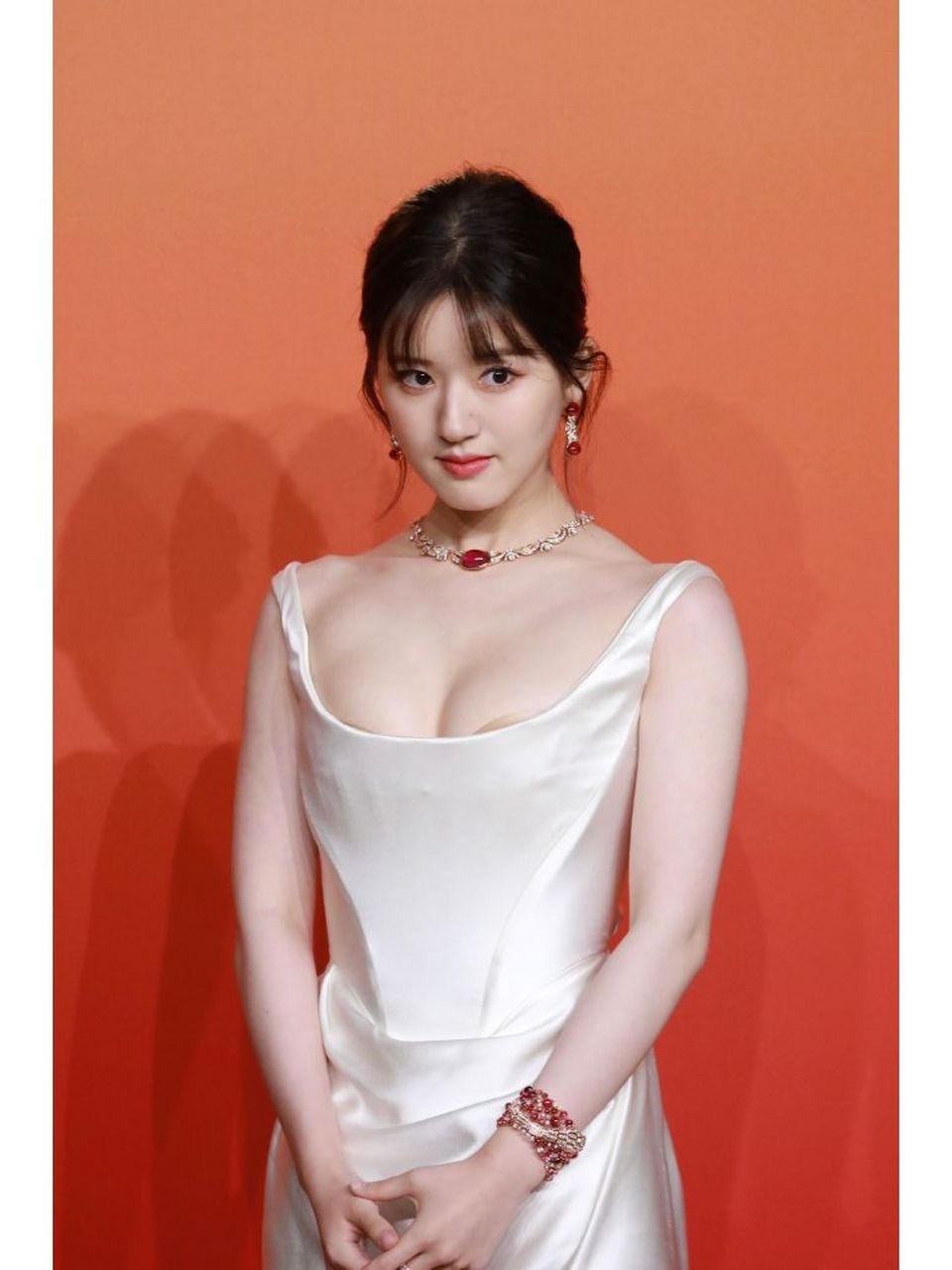 赵露思宝格丽活动,低胸白裙无敌了,是真白啊 #赵露思白裙广告拍摄图