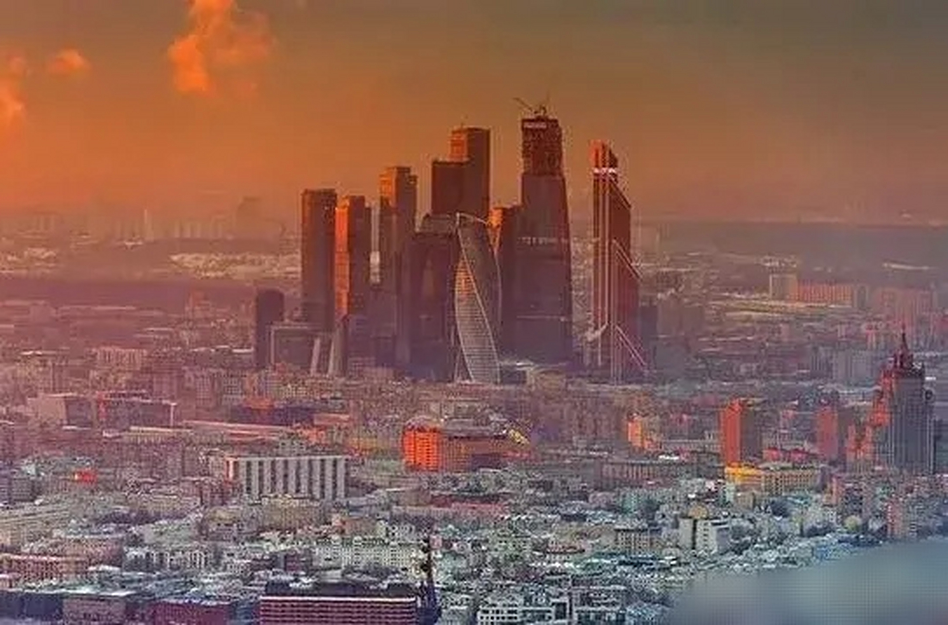 莫斯科的cbd,虽然最高楼也就300米多一点,但是都扎堆,再加上远处一堆