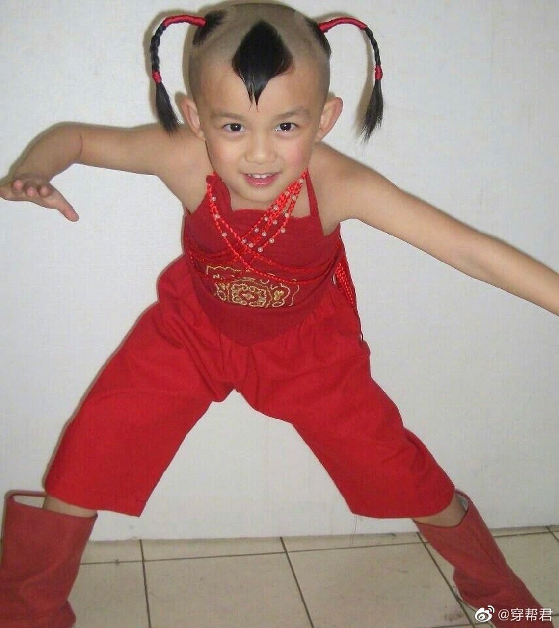 没见过的吴磊小时候!红红火火小哪吒可爱哭了