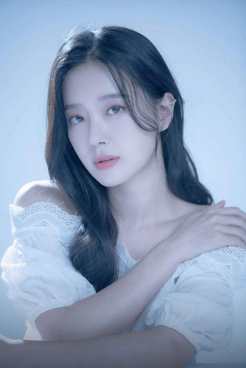 为艺术献身的女明星  宋玟京1987年1月5日,出生于首尔,身高159厘米