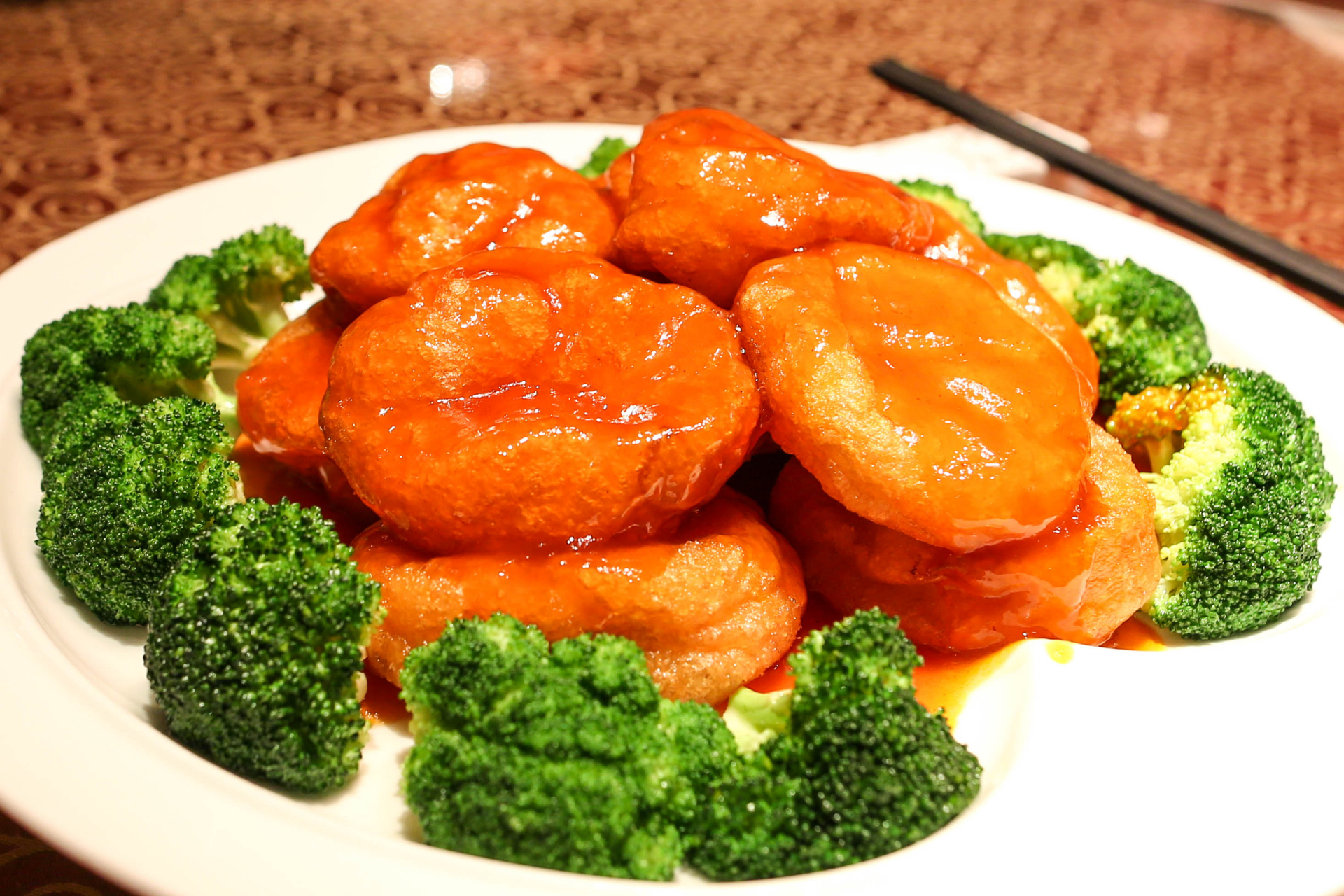 徽菜中有一道经典的代表作品是"毛血旺",徽菜还有一道非常有名的菜品