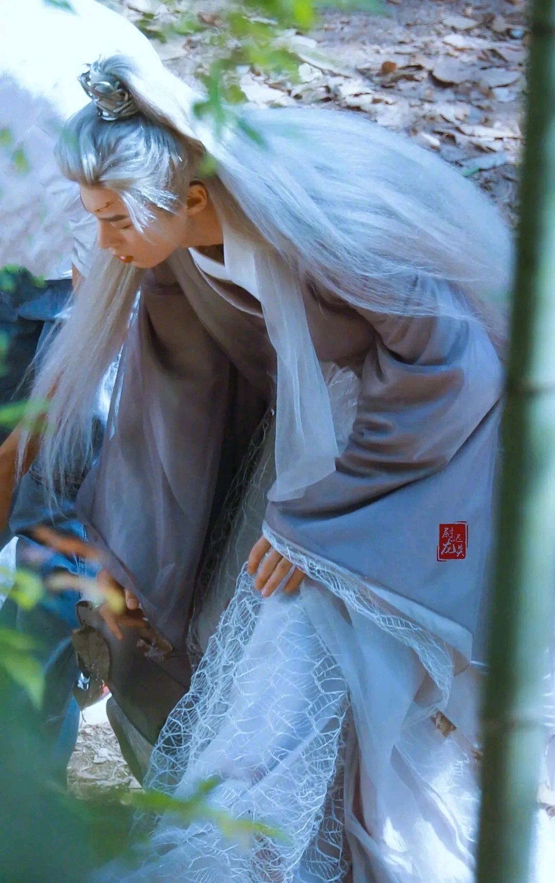 橙光游戏《遇龙》剧照:王鹤隶白发金冠略显廉价,女主颜值在线