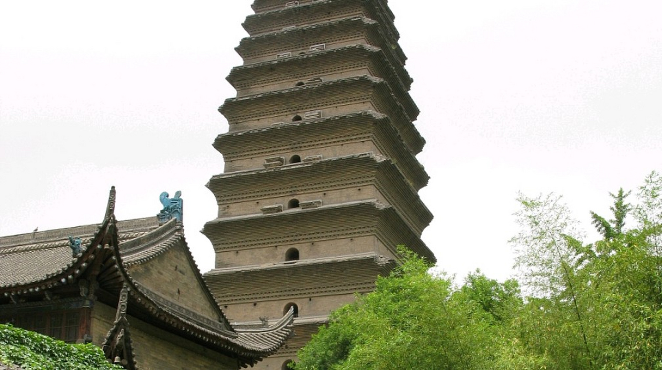 西安小雁塔,也称为"荐福寺塔",位于中国陕西省西安市南郊的荐福寺内.