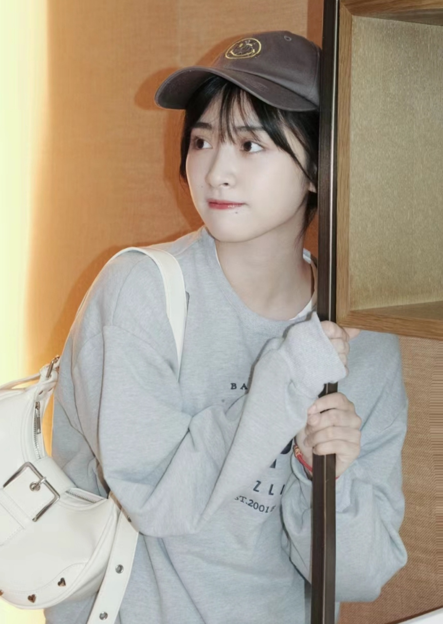 沈月晒生活照气质太青春,戴着棒球帽,梳两个低丸子发髻,过于可爱了.