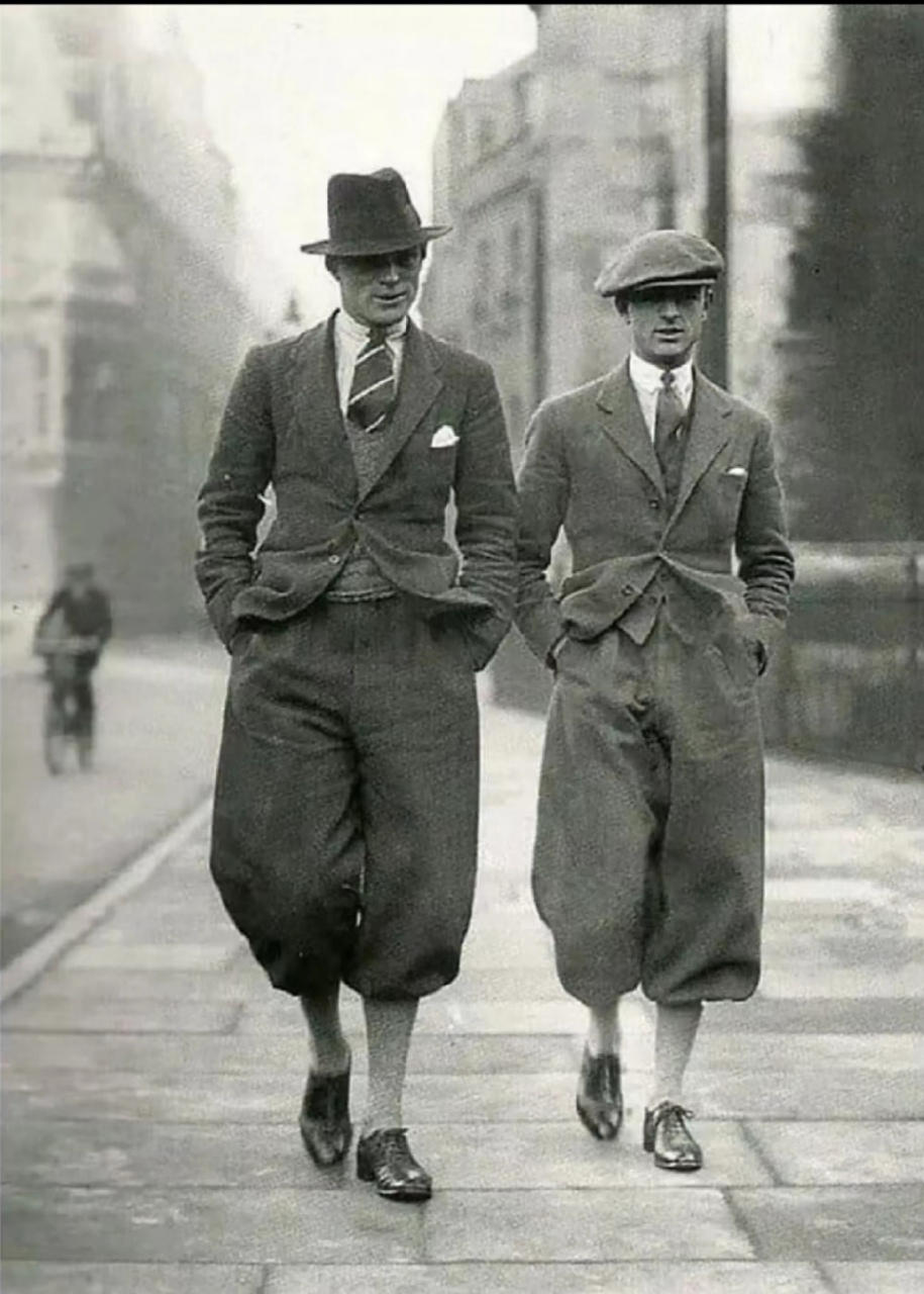 二十世纪二十年代,英国伦敦,两位穿着西服,搭配时尚裤子的男子,这裤子