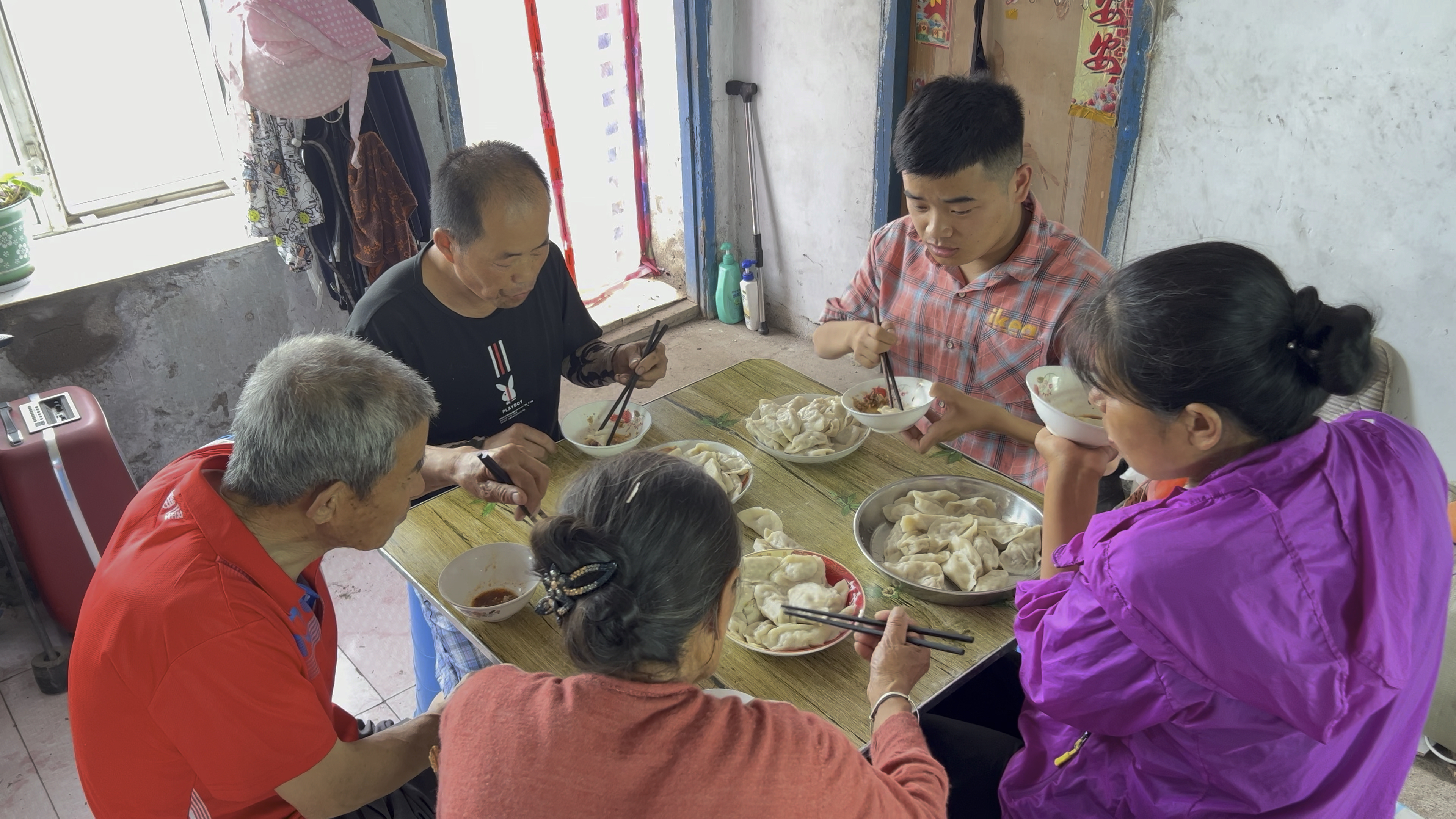 今天改善伙食了,猪肉酸菜水饺,一人一大盘子,瘫痪老妈非常开心
