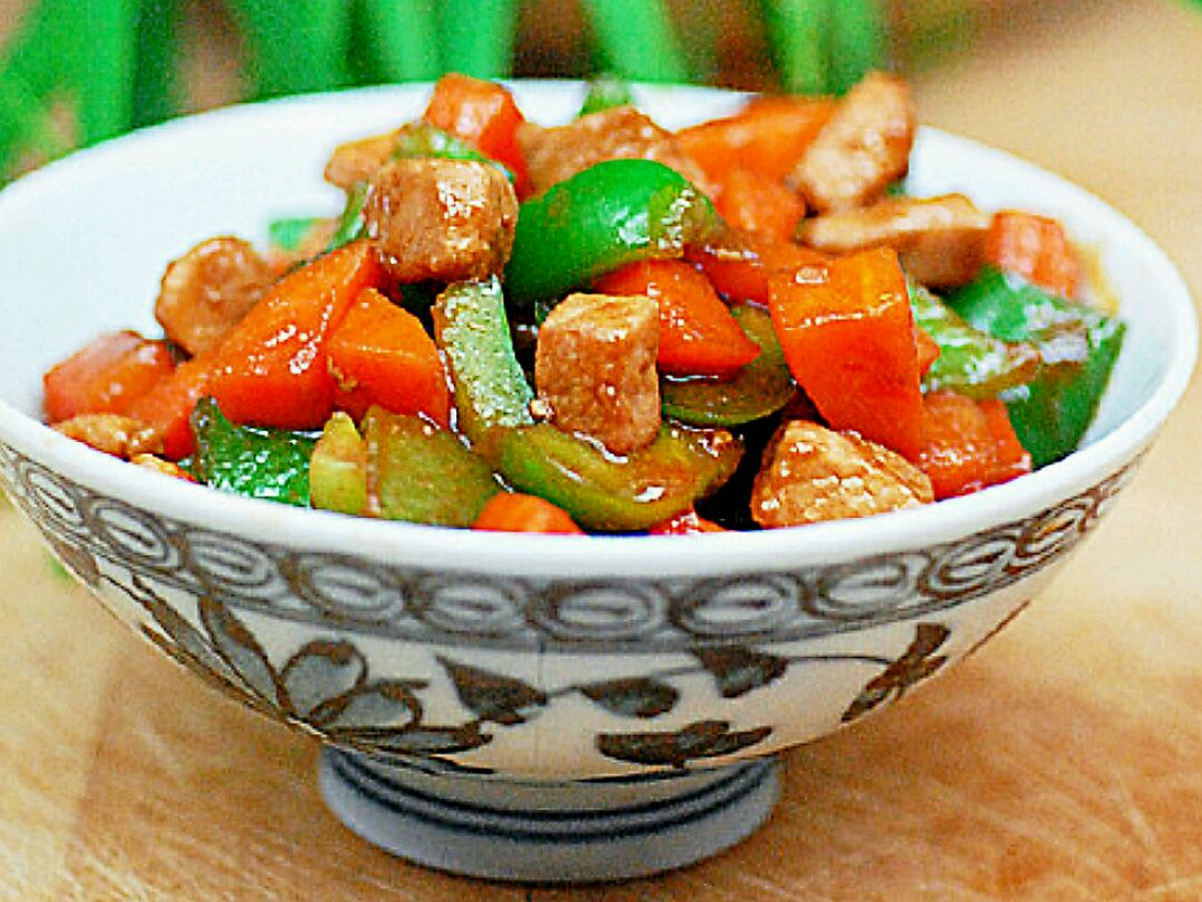 爆炒三丁,酱爆肉丁演绎而来,红烧肉的味道,很费米饭