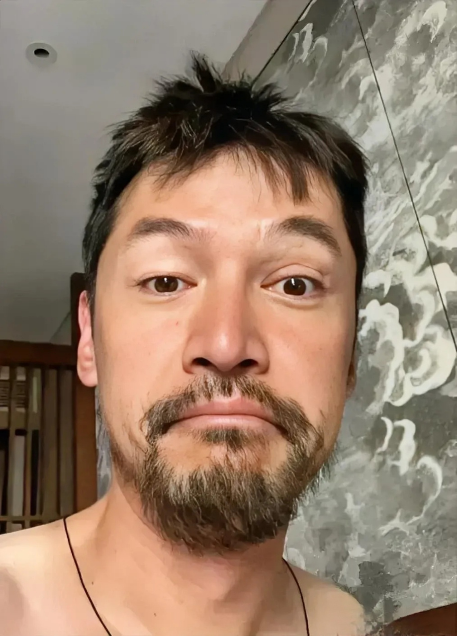 胡歌装不下去了 可怜的胡歌精神恍惚,眼神涣散,面容憔悴,几天几夜没合