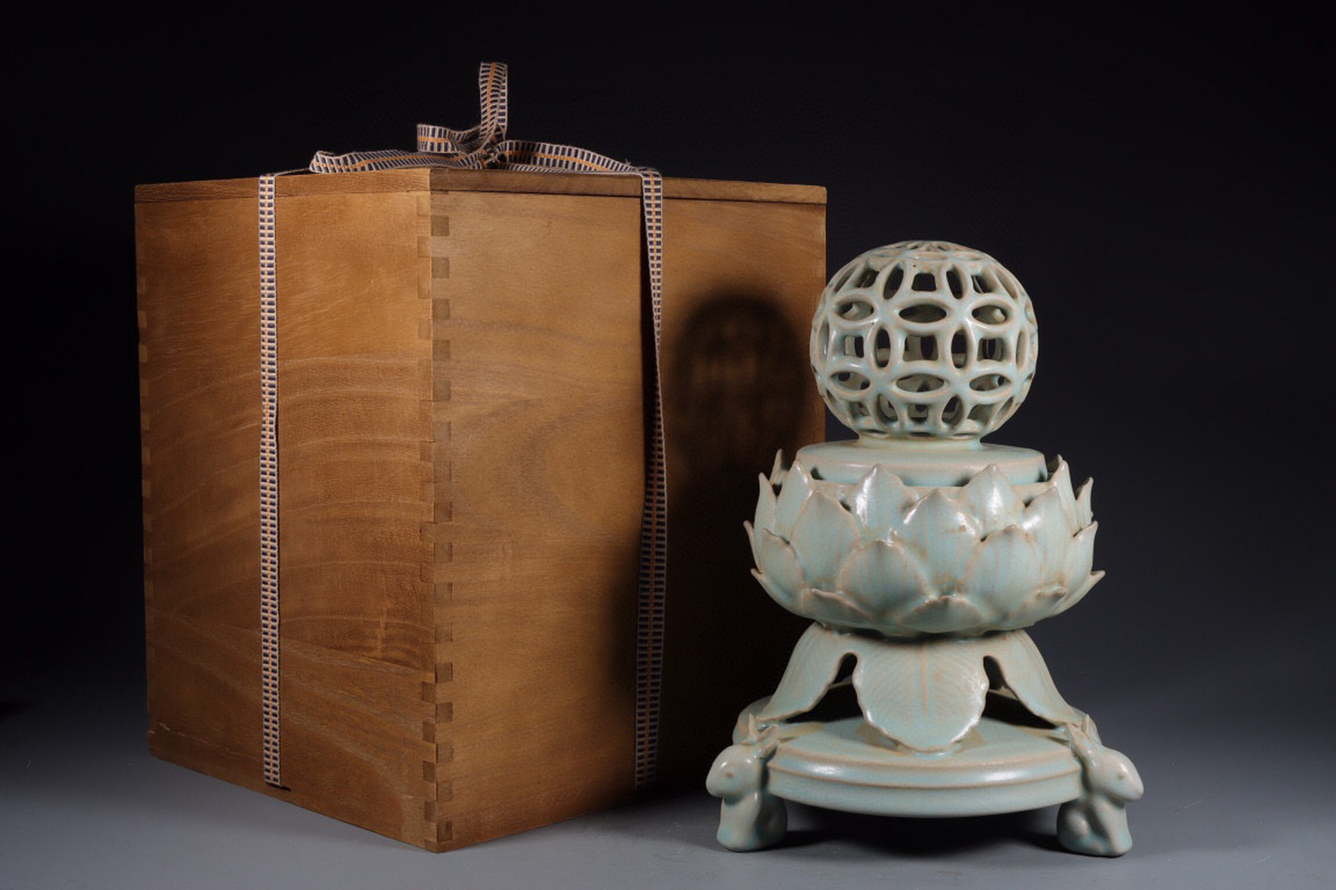 日本回流 宋汝窑天青釉莲花香薰炉.尺寸:高25.6厘米,直径18厘米