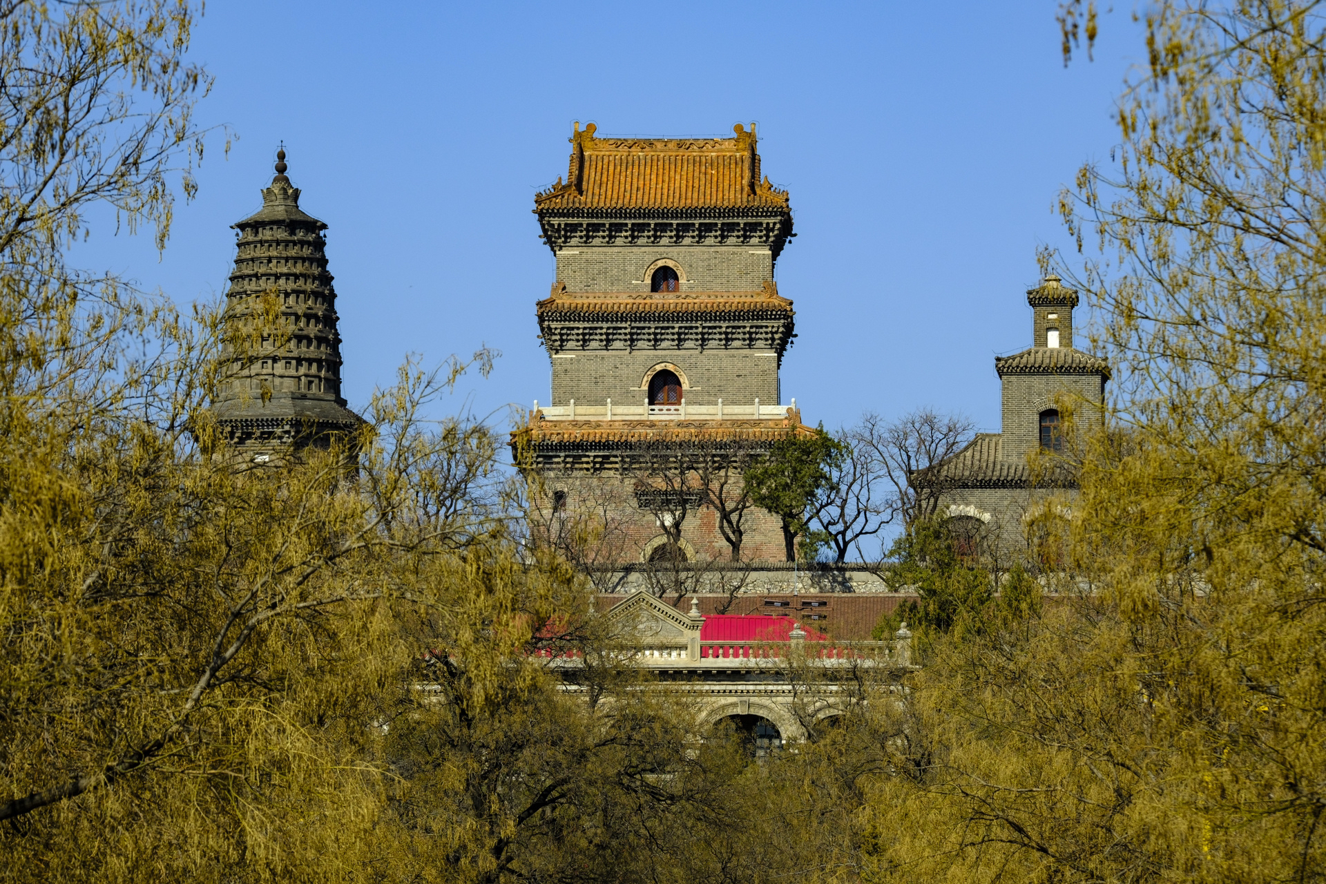 此为唐山车轴山建筑群,包括辽国药师灵塔,明代无量阁和民国的无昌阁.