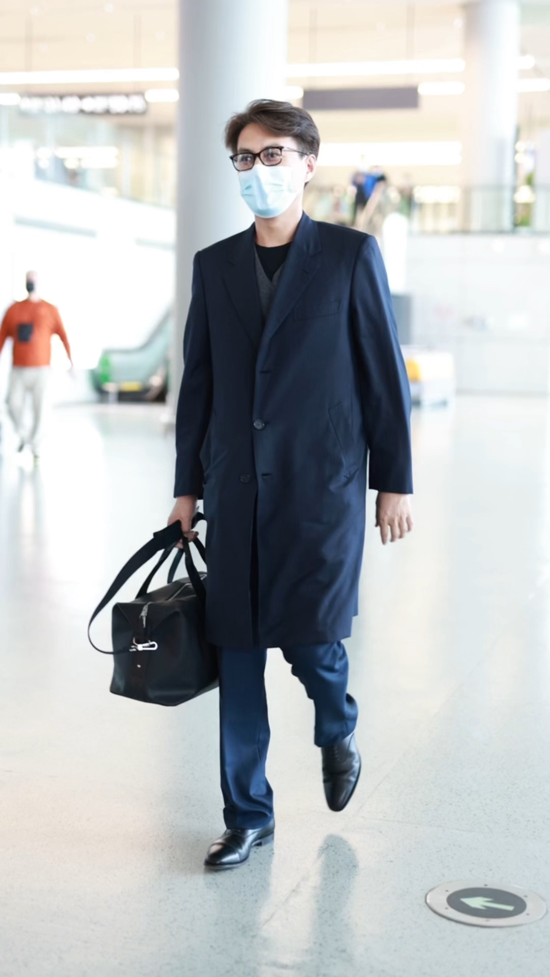 靳东一身大衣西装配皮鞋太有精英范儿了!