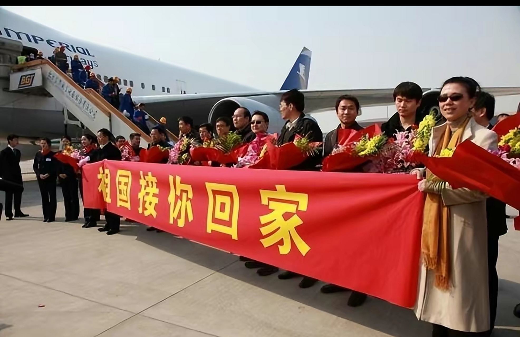 为什么我国撤侨时,外国武装分子不敢靠近,只因旁边霸气的标语