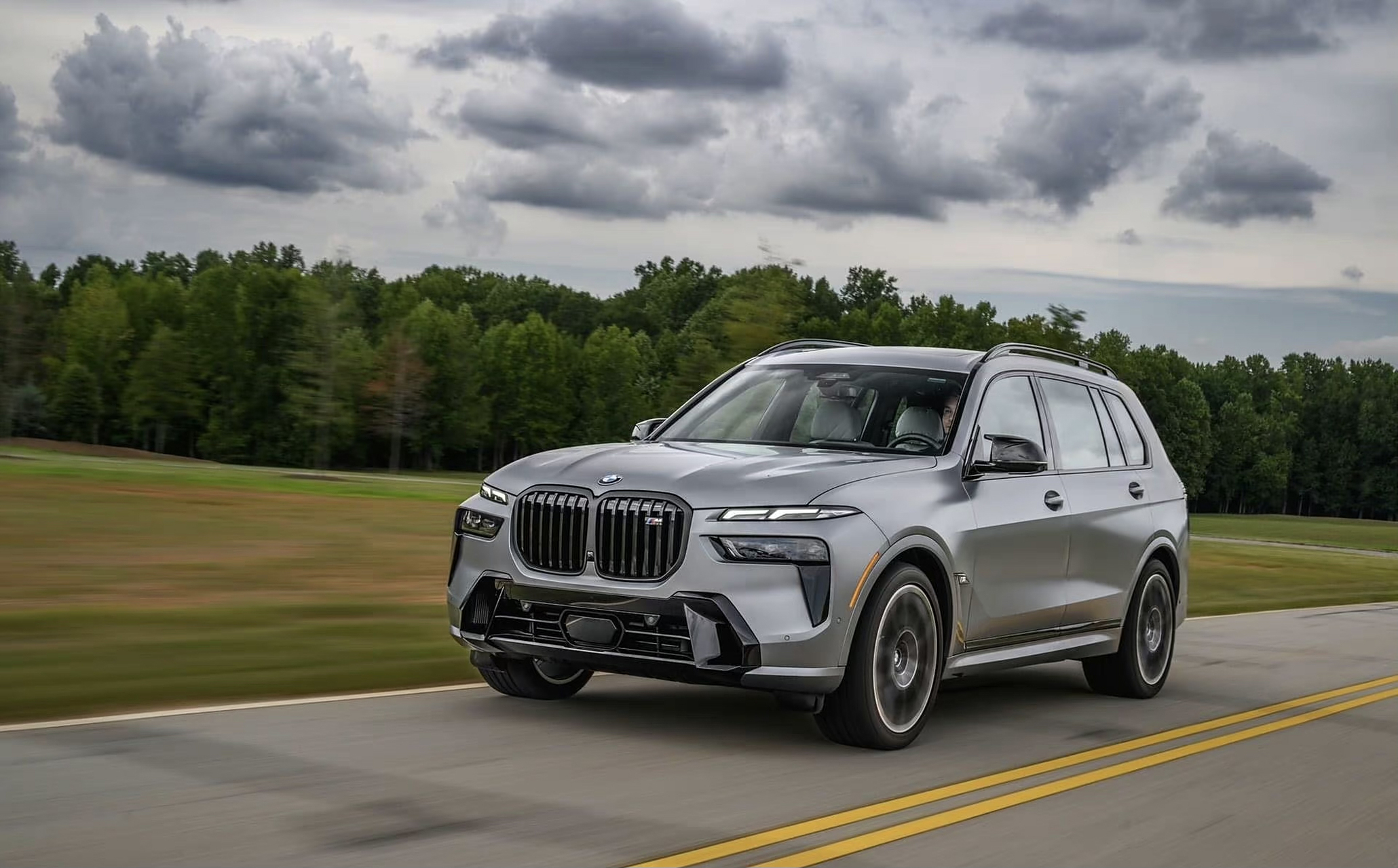 新款宝马x7m60i在国内曝光了,搭载4.4t引擎,4.7秒破百