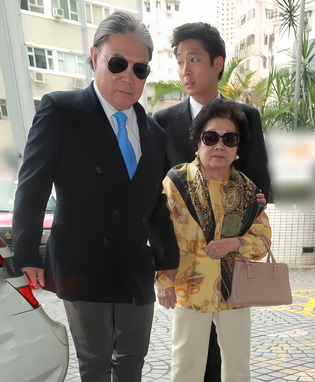 霍震霆拉着年迈的妈妈吕燕妮,母子情深
