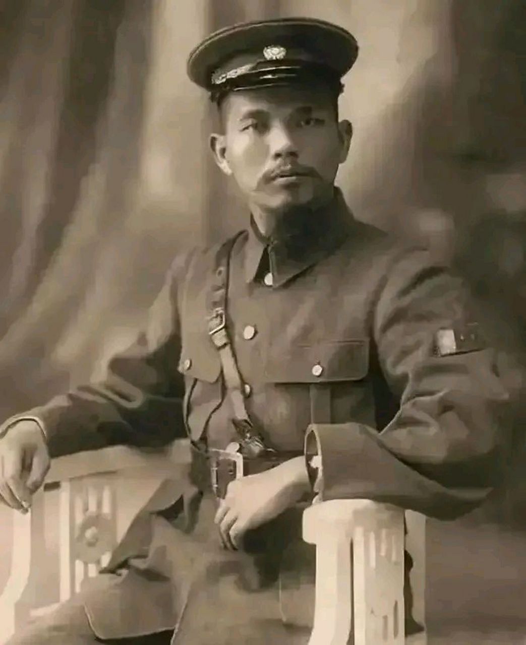 抗日战争第二战区副司令长官黄绍竑1949年宣布起义,1966年两次服毒后