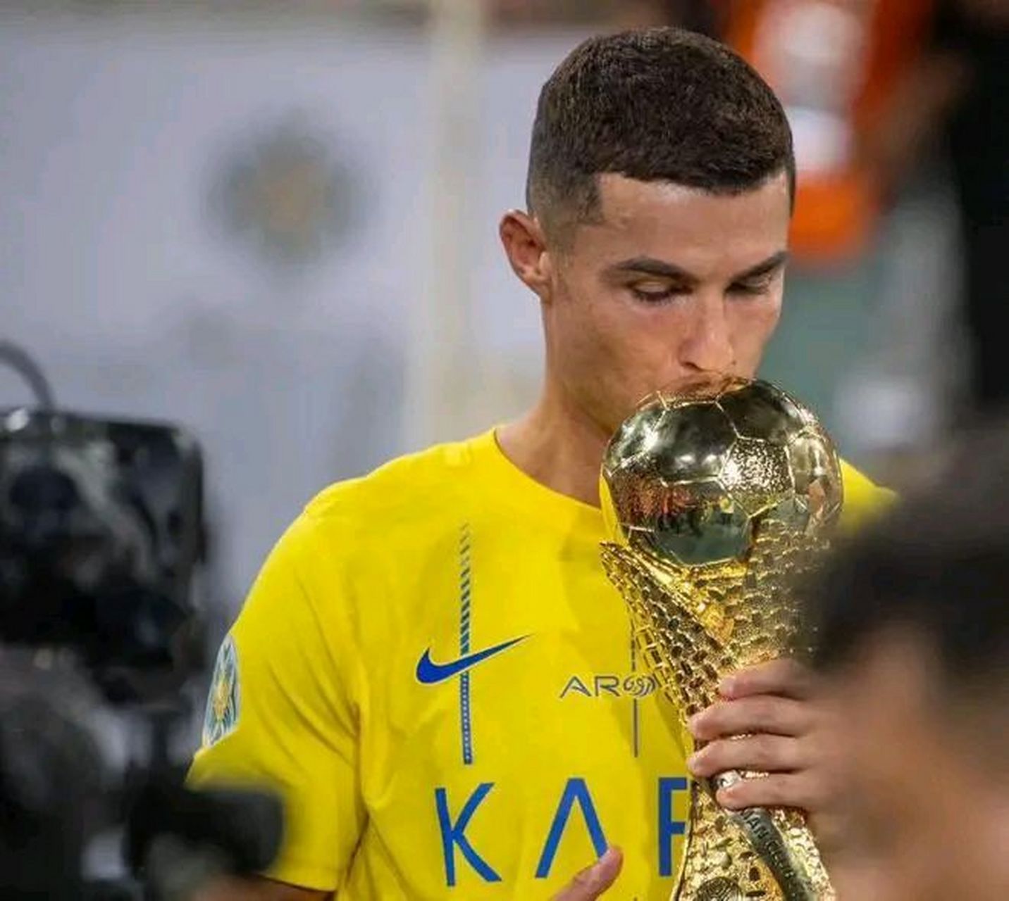 c罗终于拥有自己的"大力神杯",虽然这个不是世界杯冠军,只是沙特联赛