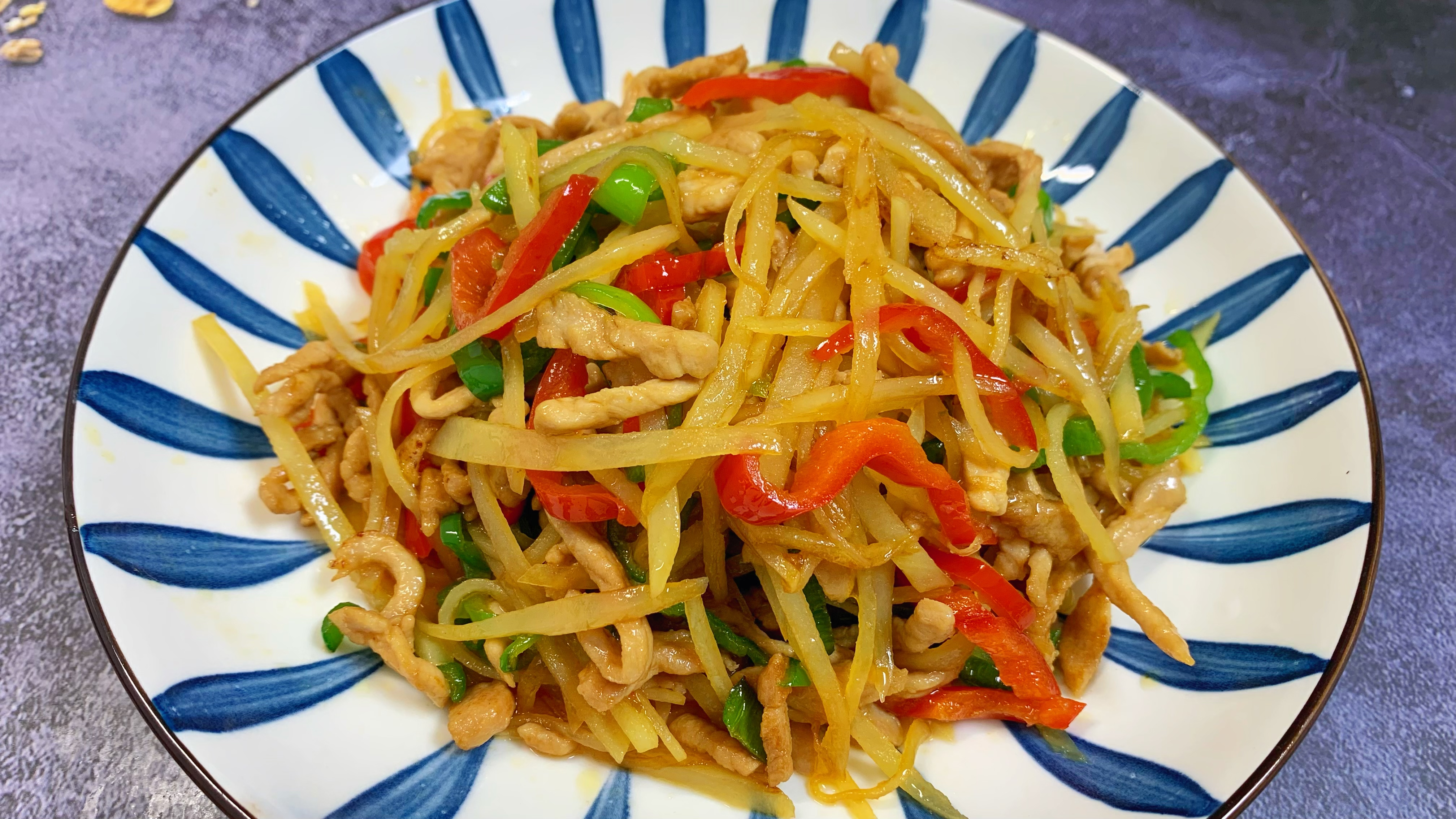 大厨分享土豆炒肉丝家常做法,肉丝滑嫩口感清脆,大人小孩都爱吃