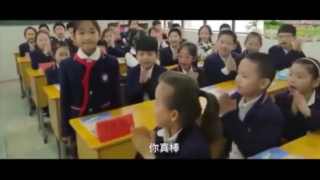 小天使10岁女童喂无臂流浪汉吃面包:刚开始有点怕他但是我想帮他