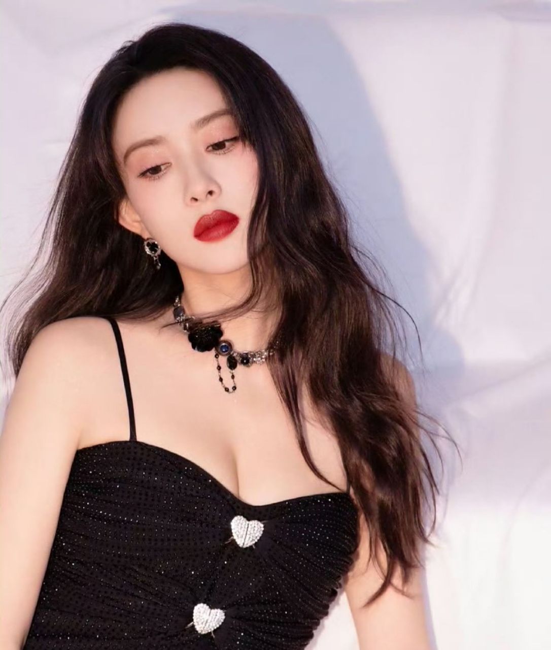 性感火辣的#孟子义# 一袭黑色吊带包臀裙,丰满傲人