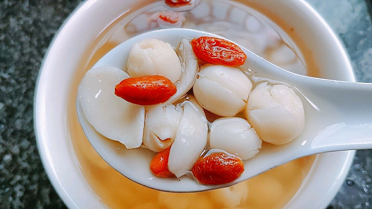秋燥不用再担心,经常喝莲子百合汤,清热解毒生津润肺一招解决