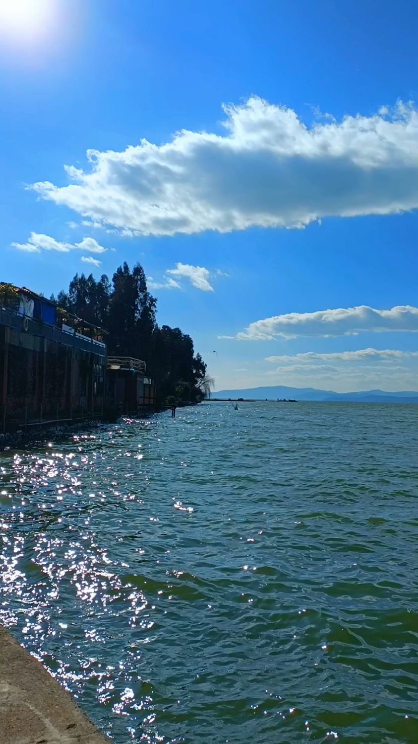 云南滇池余波,阳光明媚时的高原湖泊景色