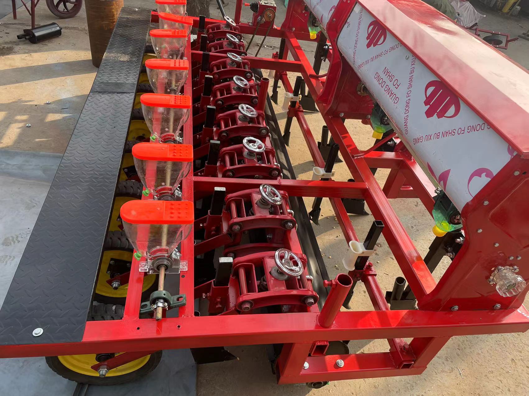 四轮车带高粱播种机