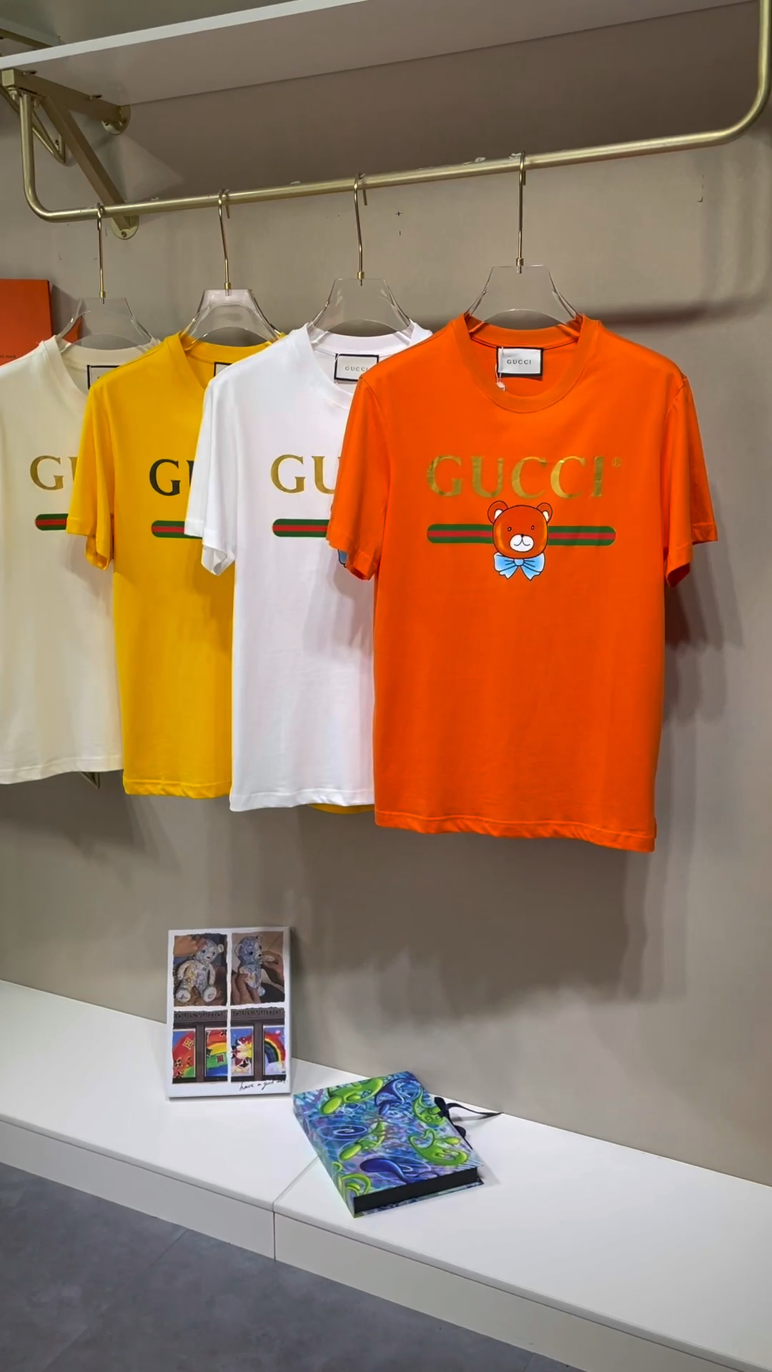 gucci刺绣粉熊t恤图片