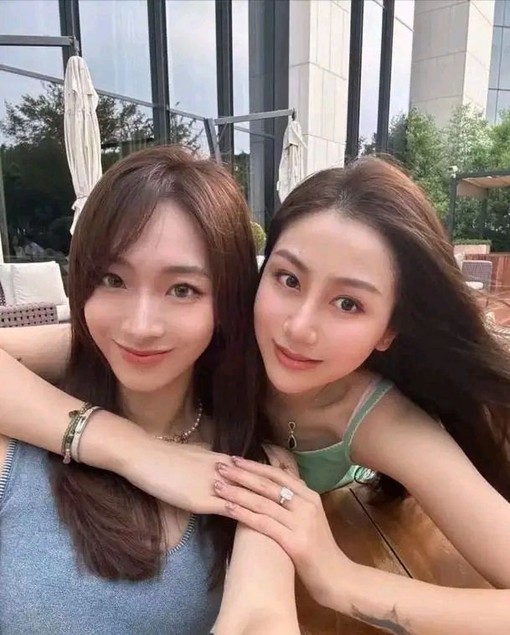 近日,孙悦和翟晓川的妻子杨思雨相聚,引起了球迷们的关注.