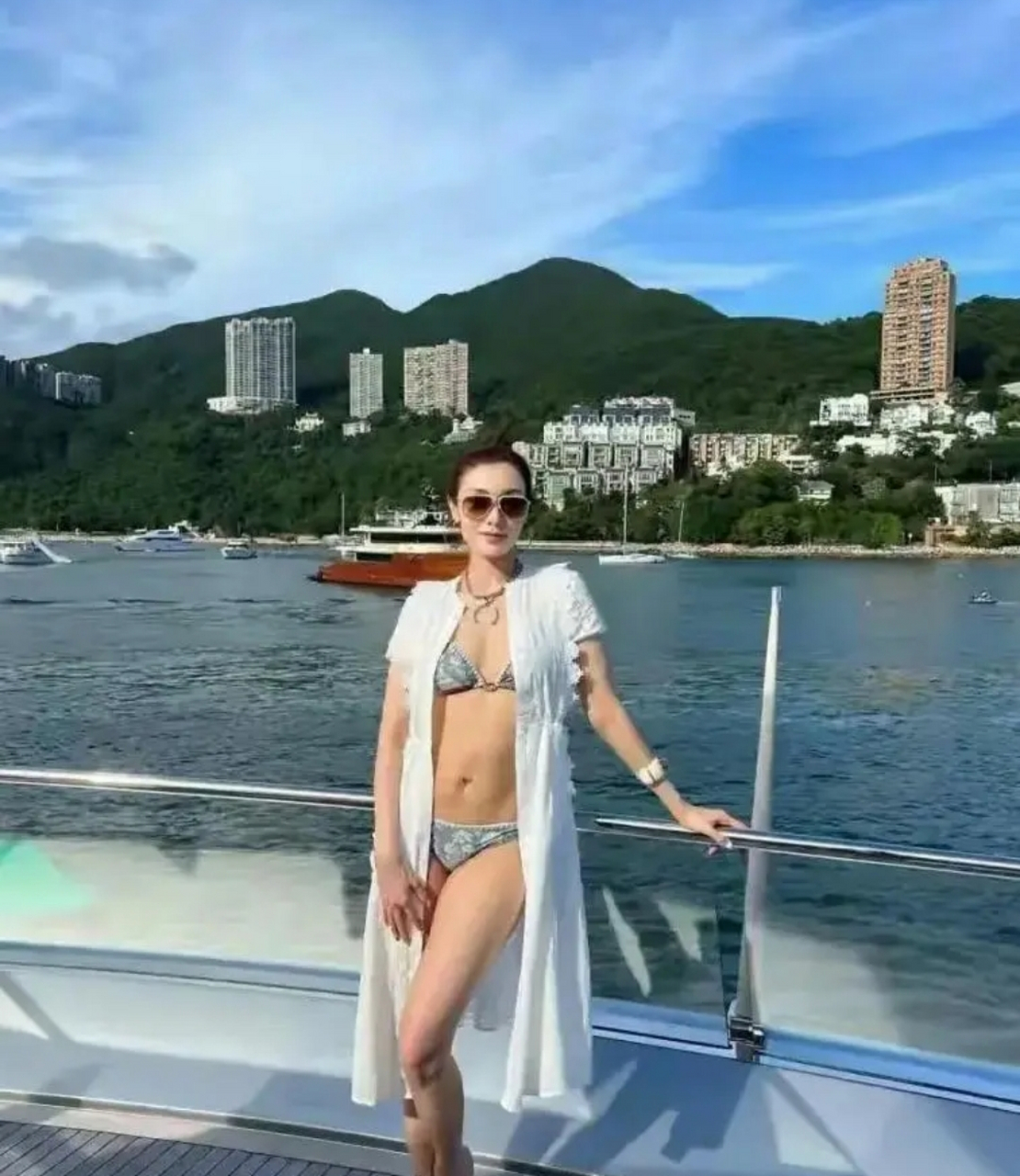 李嘉欣儿子泳装图片