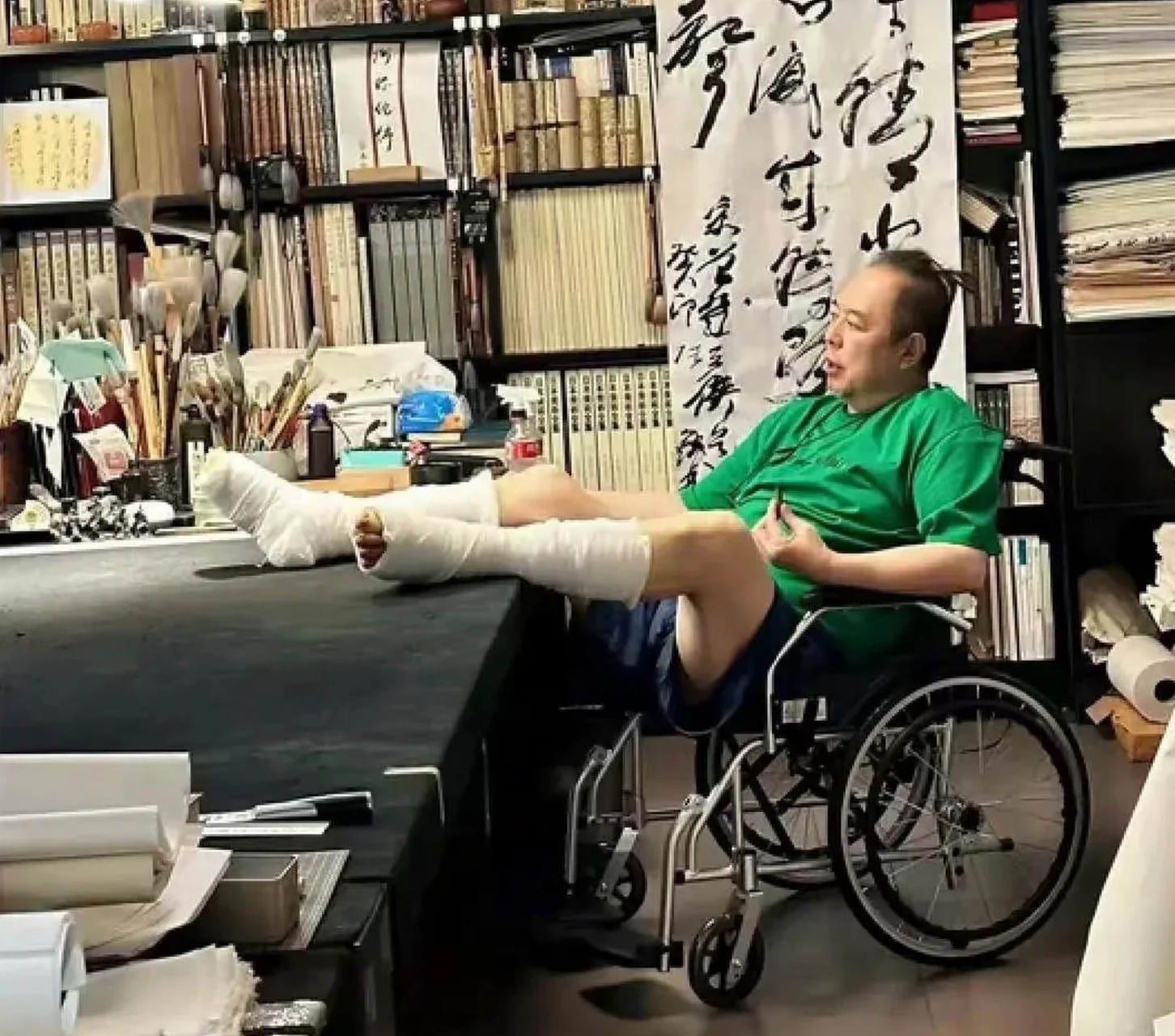 中国坐轮椅的大人物图片