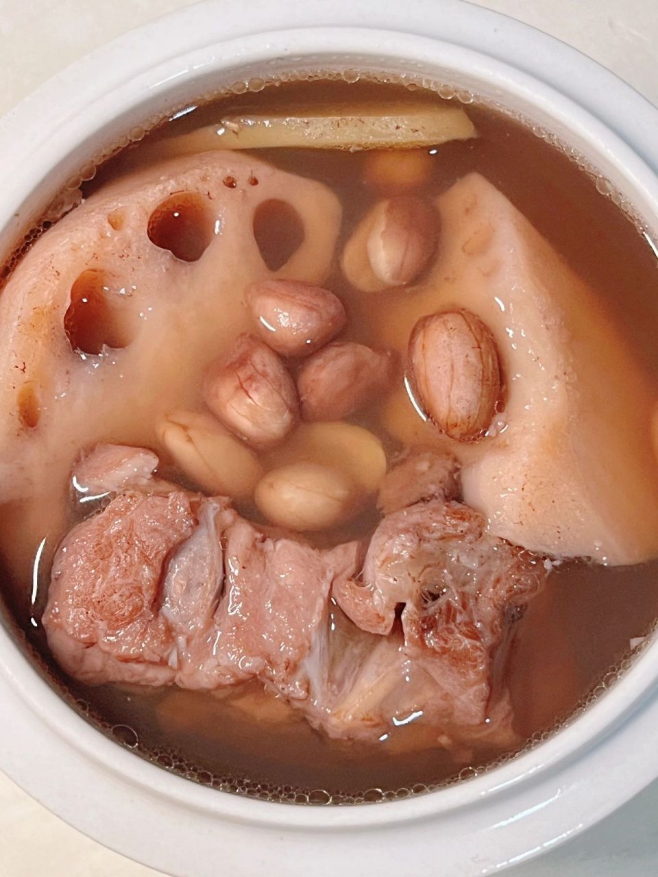 入秋后广东人常煲的润燥汤-莲藕花生龙骨汤 秋季天气干燥,食谱中也要