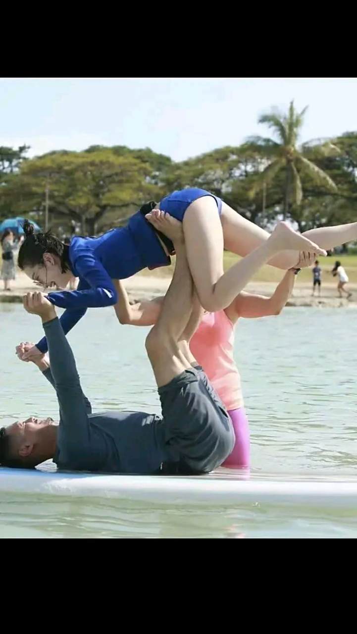 考古当初周冬雨和余文乐的水上瑜伽,周冬雨的腿真的好长好直,真是幼态