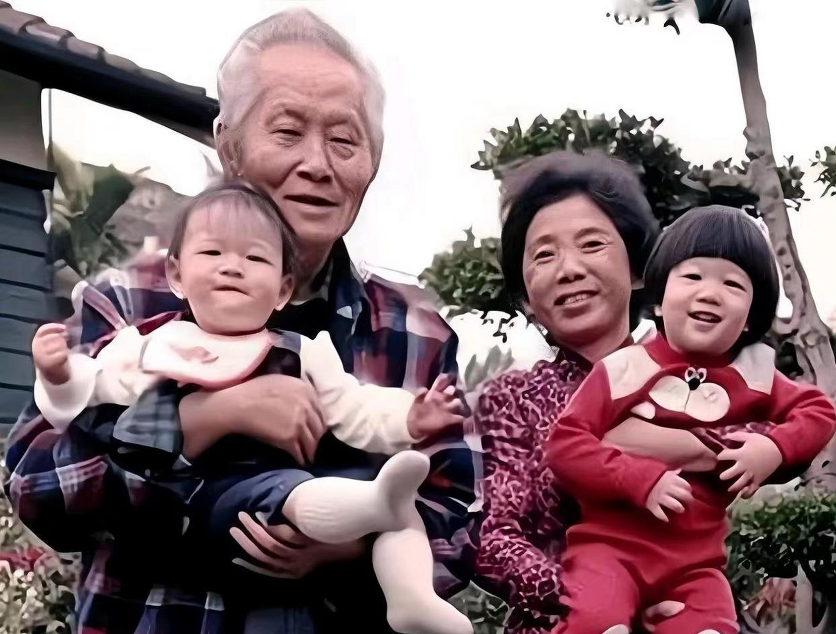 1989年,89岁高龄的孙立人将军,抱着孙子时的一幕,此