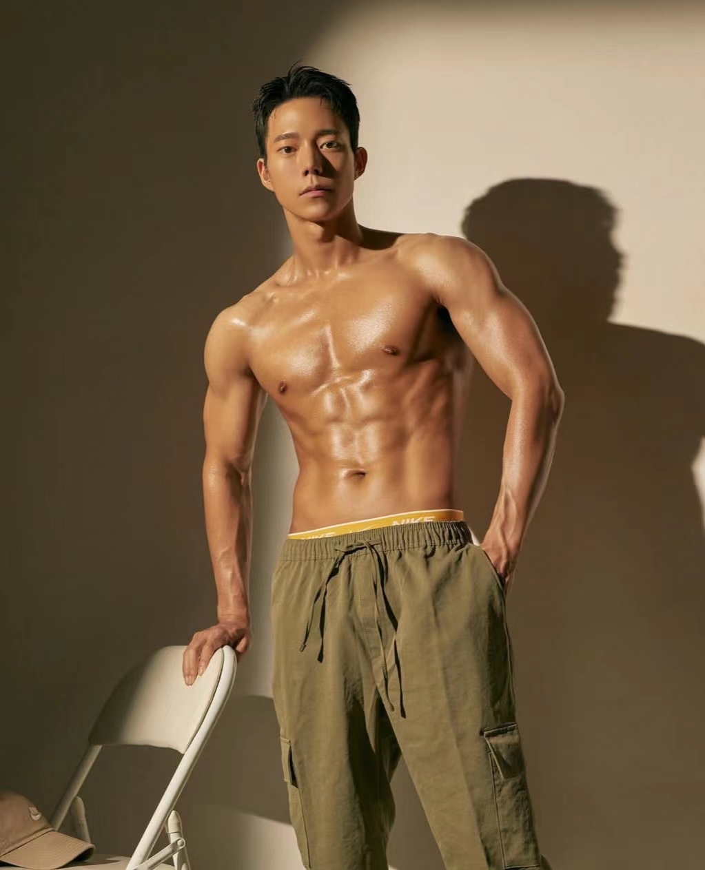 好拽的肌肉男,身材真的棒,每一根线条都如刀刻,男友力爆棚!