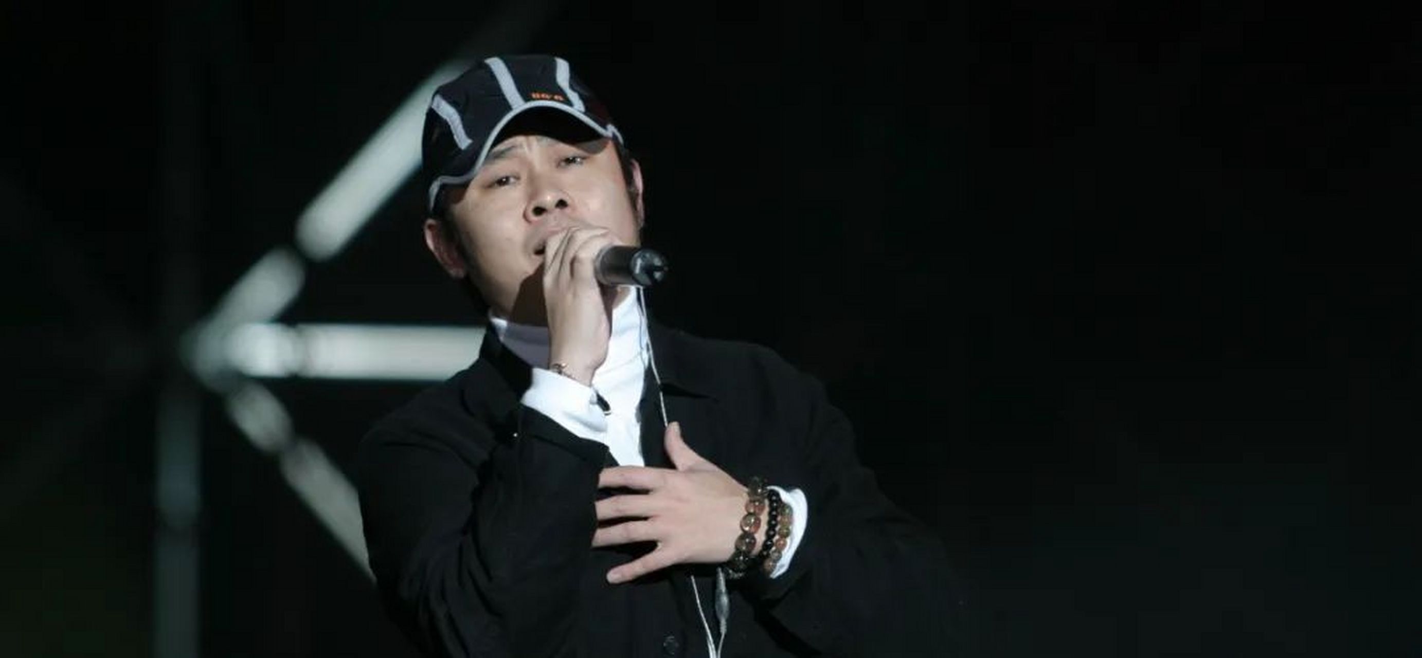 刀郎新歌罗刹海市引争议#         沉寂16年的刀郎再次走红,新歌《 