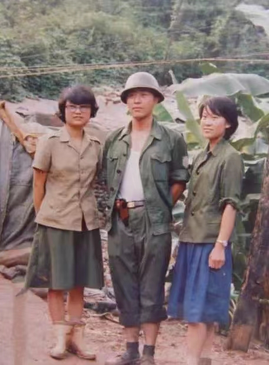 这是1987年,老山前线,时任235团团长的秦天与两名战地医生的合影.