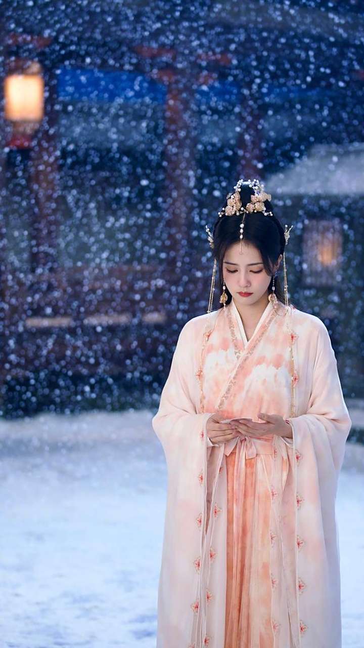 古典国风美人# #明星古风造型# #白鹿# 白鹿长月烬明雪景照分享